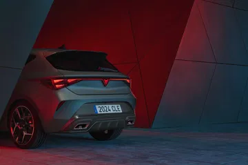 Vista trasera del CUPRA León 2024 destacando sus líneas modernas y deportivas