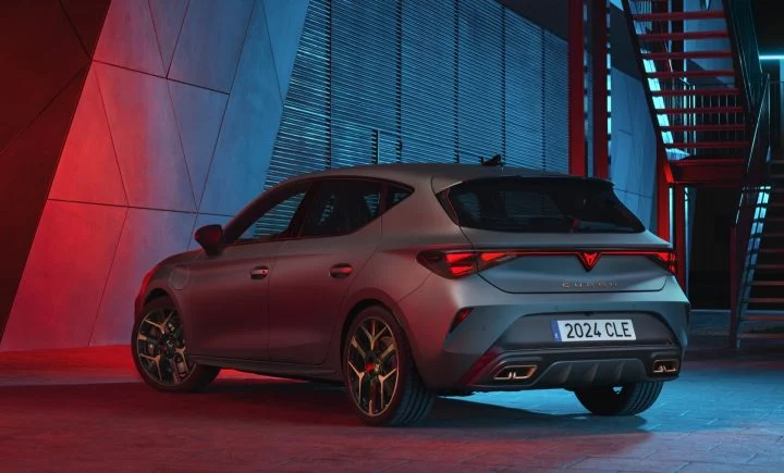 Vista dinámica trasera-lateral del Cupra León 2024, destacando su diseño deportivo y luces LED.