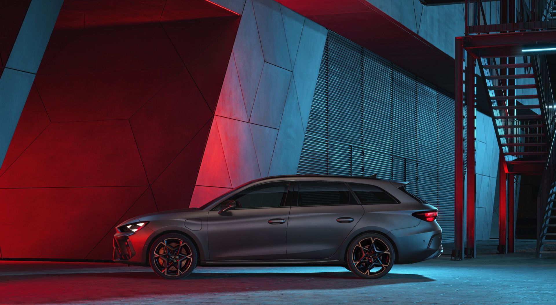 CUPRA León Sportstourer mostrando su silueta aerodinámica y diseño deportivo