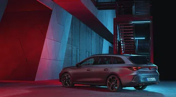 Vista trasera del CUPRA León Sportstourer 2024 iluminado en ambiente nocturno