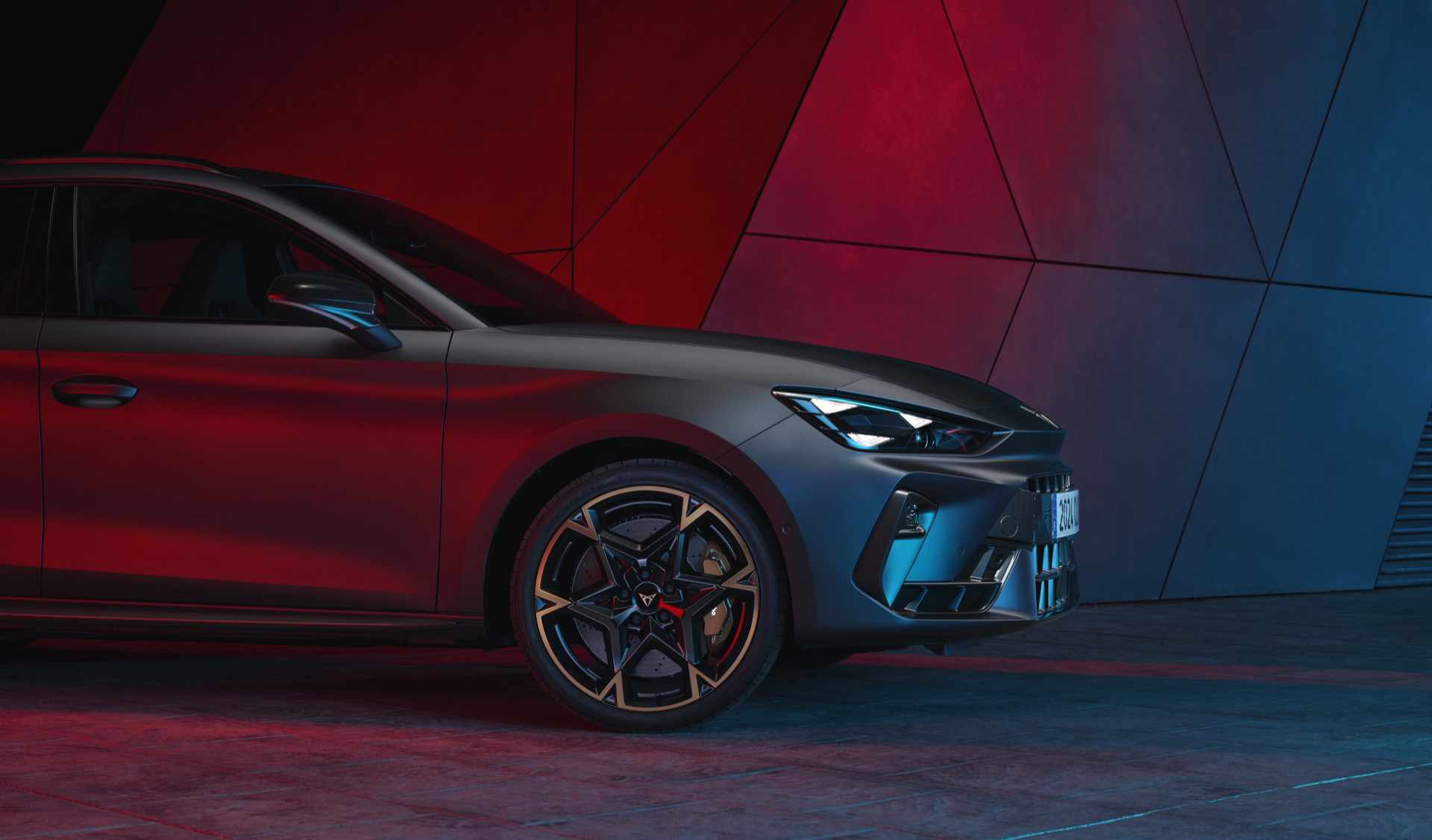 Vista dinámica del Cupra León Sportstourer que muestra su agresivo diseño frontal.