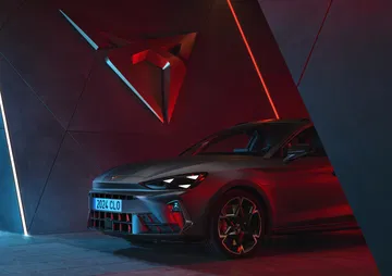 Vista frontal y lateral del CUPRA León Sportstourer, destacando su diseño audaz.