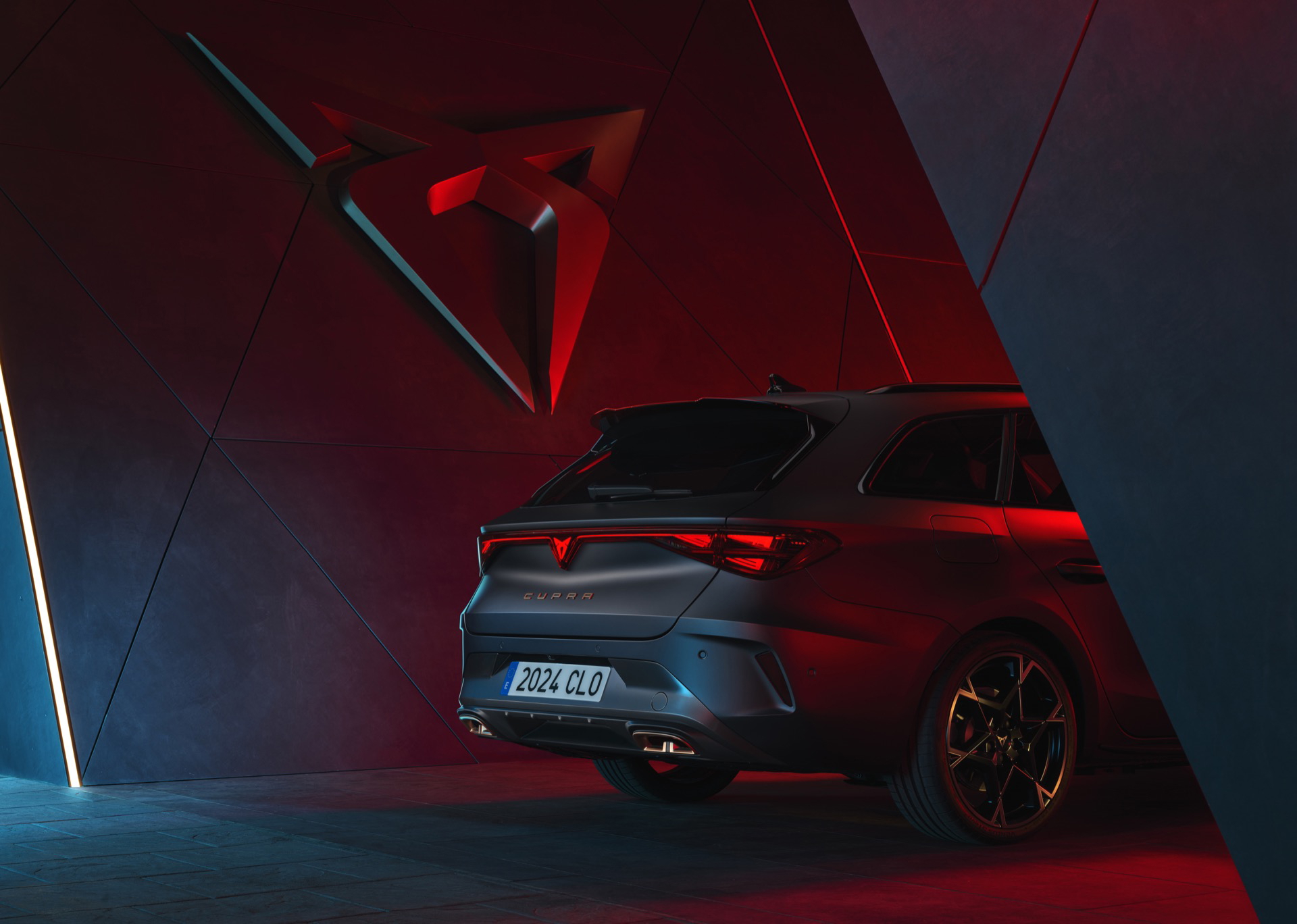 Vista trasera lateral del Cupra León Sportstourer 2024 con iluminación ambiental.