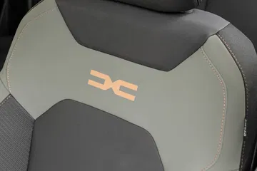 Vista del detalle del respaldo con el logotipo bordado del Dacia Duster 2024.