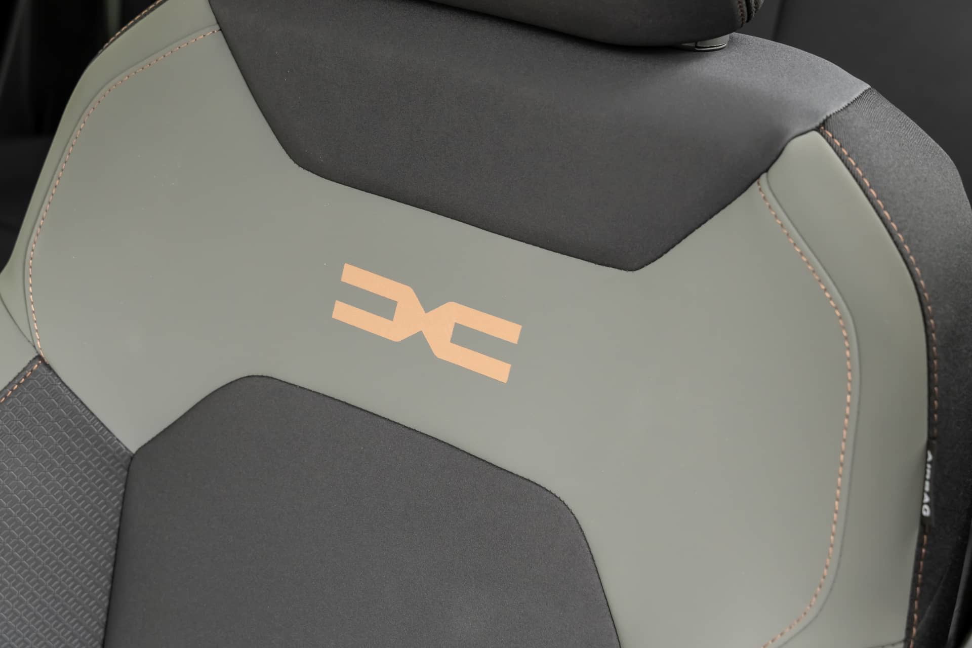 Vista del detalle del respaldo con el logotipo bordado del Dacia Duster 2024.