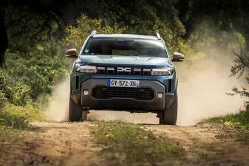 Vista dinámica del Dacia Duster transitando por caminos de tierra