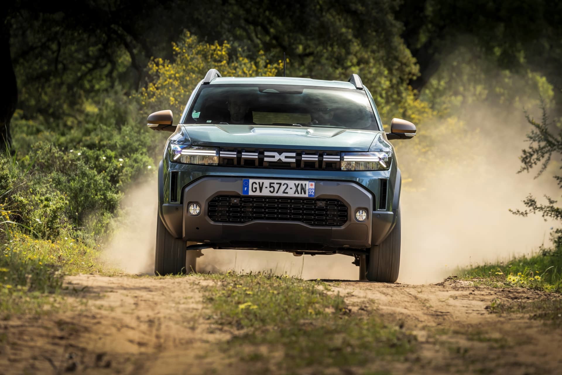 Vista dinámica del Dacia Duster transitando por caminos de tierra