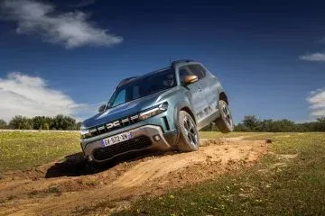 Imagen del Dacia Duster superando obstáculos en terreno no asfaltado, mostrando sus capacidades todoterreno. Imagen del Dacia Duster superando obstáculos en terreno no asfaltado, mostrando sus capacidades todoterreno.