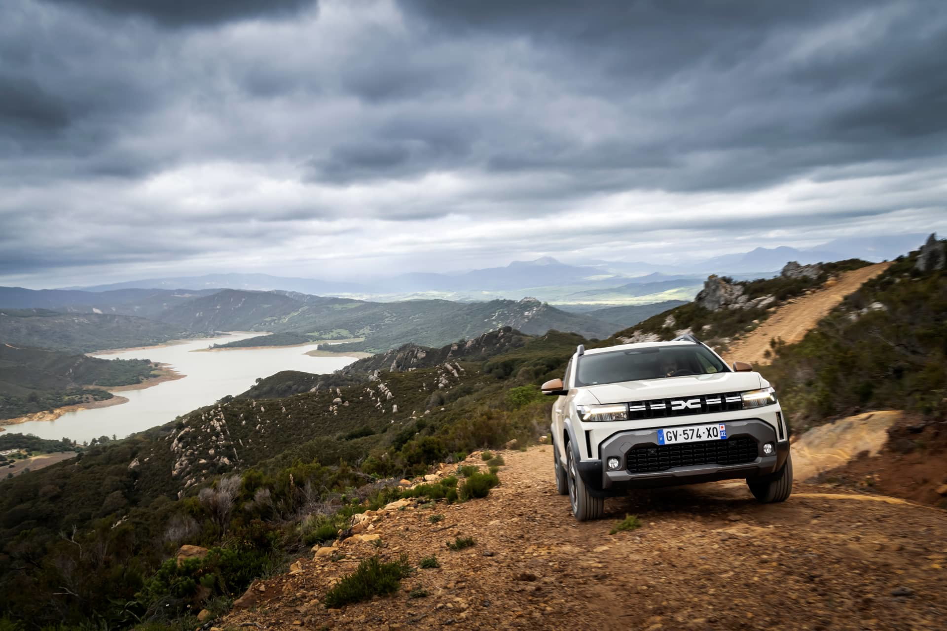 Vista del Dacia Duster explorando terreno montañoso, mostrando su capacidad off-road.