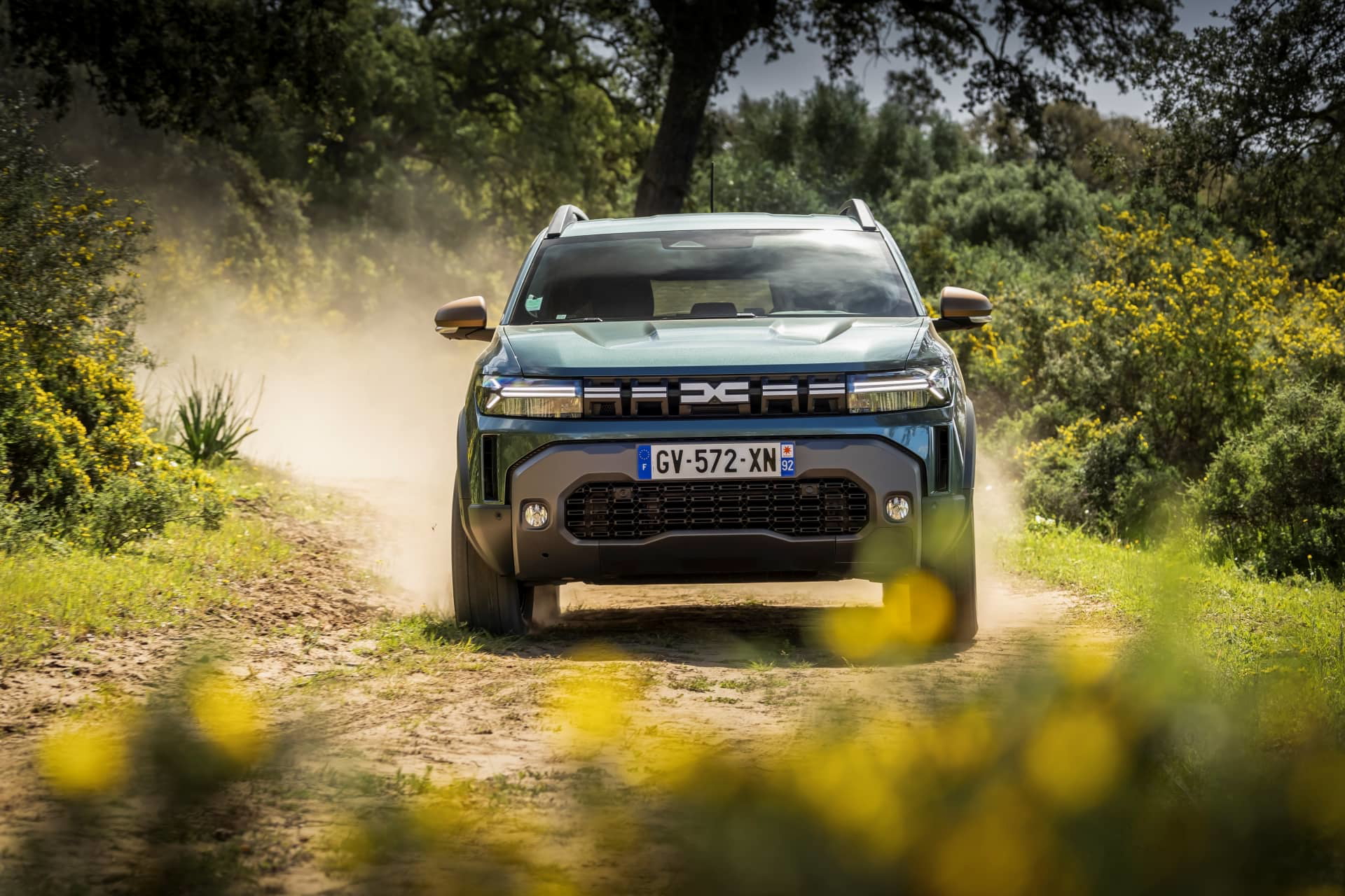 Dacia Duster enfrentándose a un camino de tierra, mostrando robustez y capacidad todoterreno.