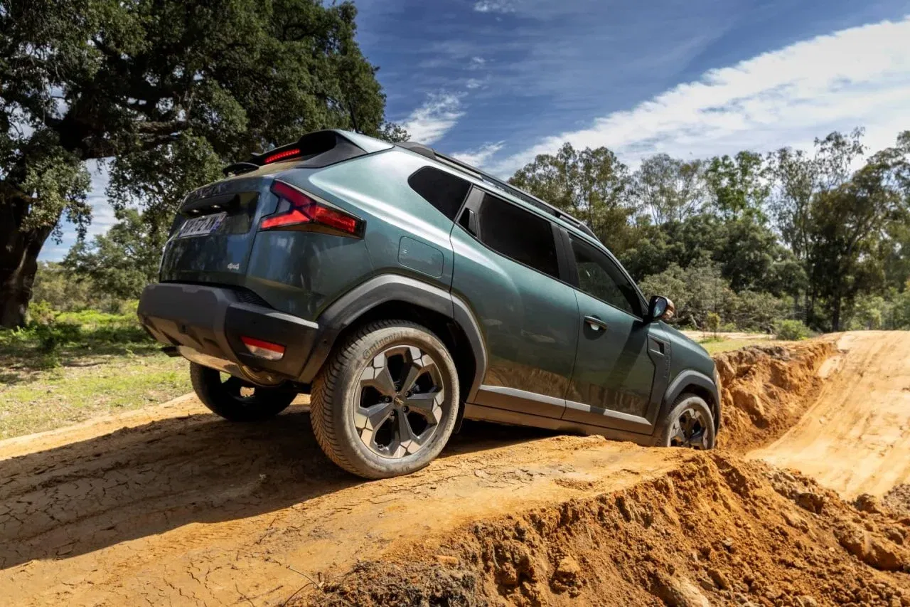 Dacia Duster descendiendo una pendiente, demostrando su capacidad todoterreno. Dacia Duster descendiendo una pendiente, demostrando su capacidad todoterreno.