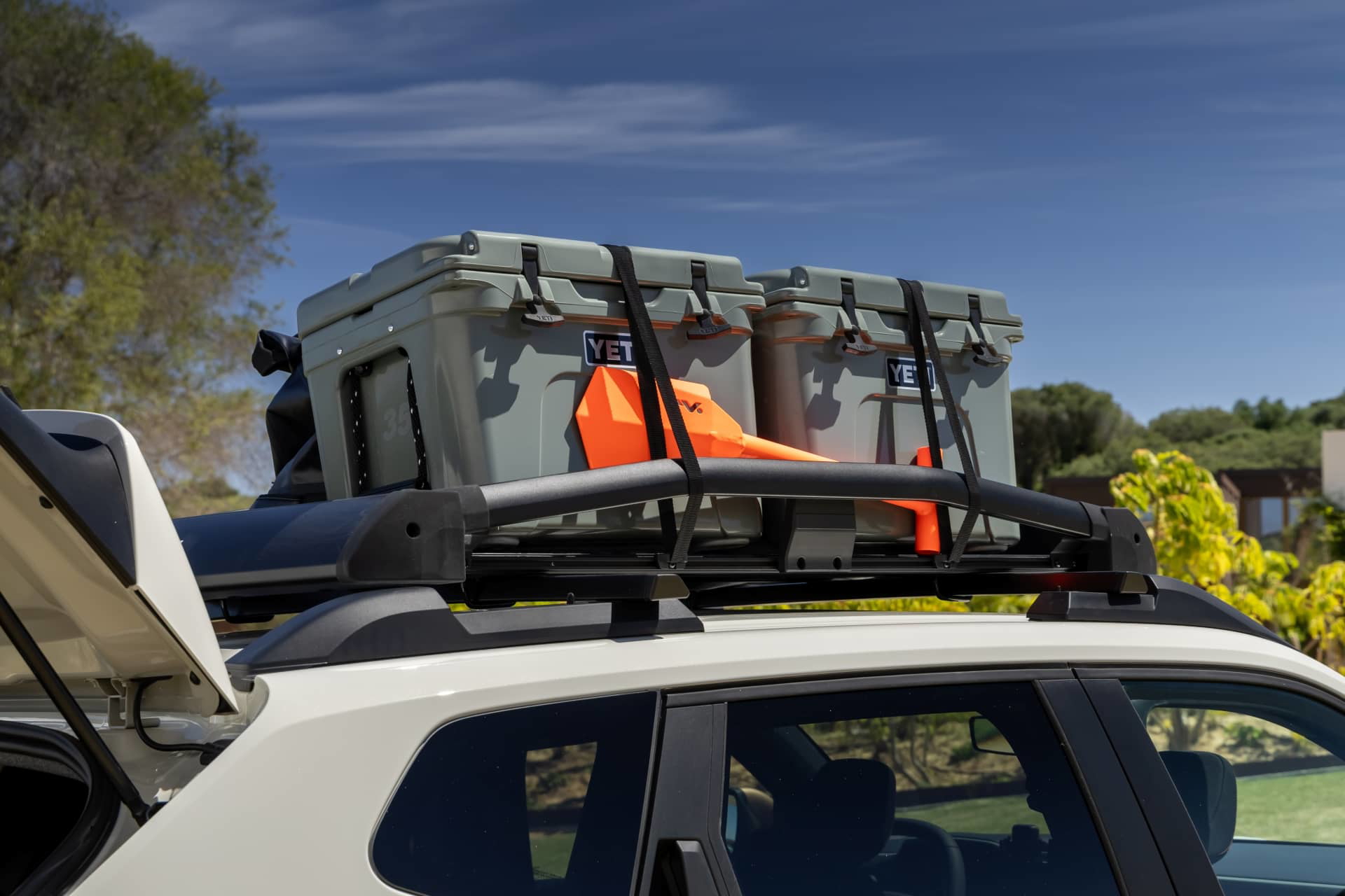 Imagen del Dacia Duster con baca de equipaje y maletas listas para aventura.