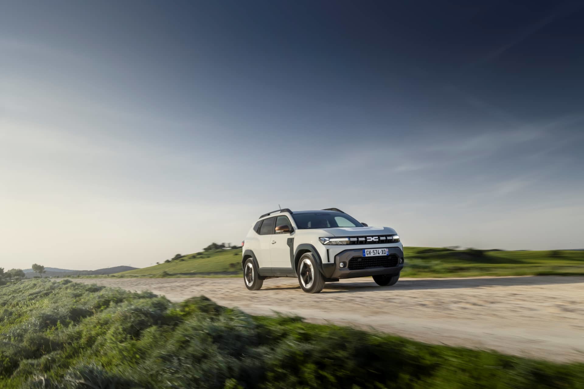 Vista lateral del Dacia Duster en un entorno off-road, destacando su diseño robusto.