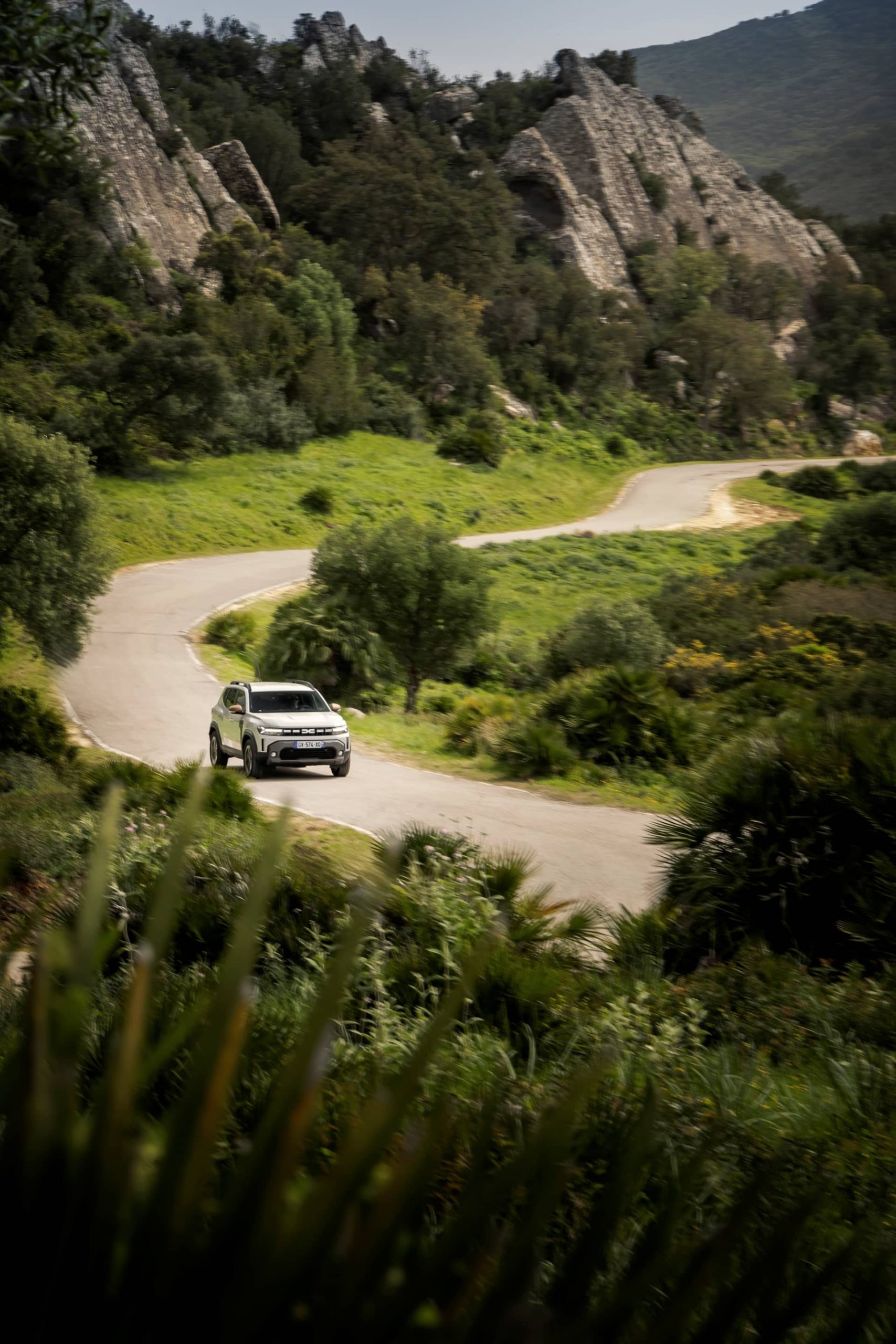 Vista del Dacia Duster en acción por carreteras de montaña
