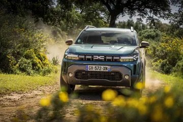 Vista frontal del Dacia Duster mostrando diseño robusto y parrilla característica