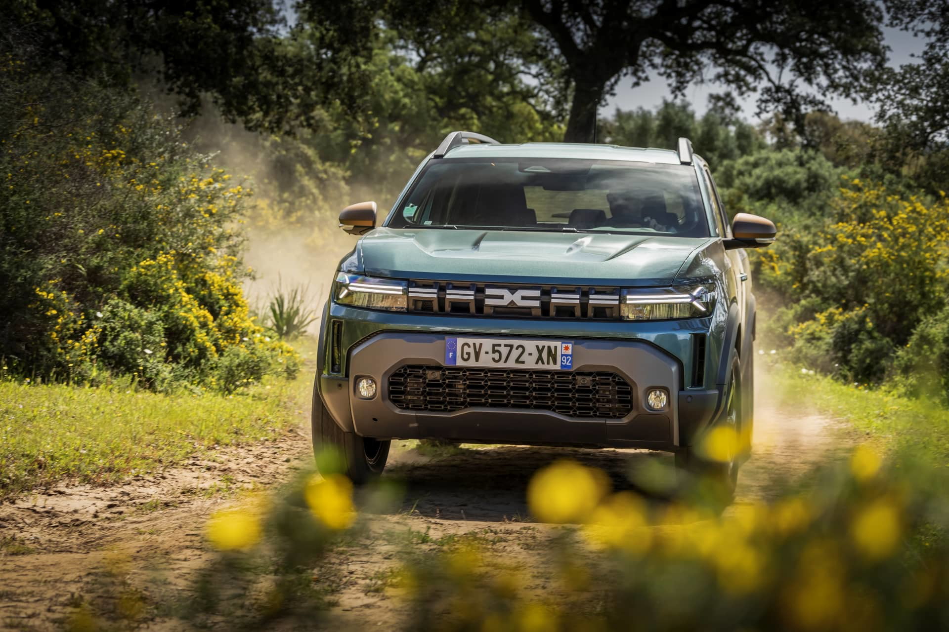 Vista frontal del Dacia Duster mostrando diseño robusto y parrilla característica