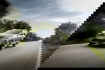 Vista dinámica del Dacia Duster en movimiento, mostrando su frontal y perfil.