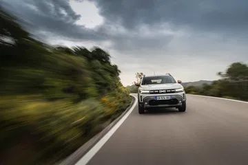 Vista dinámica del Dacia Duster tomada desde la parte delantera en movimiento.