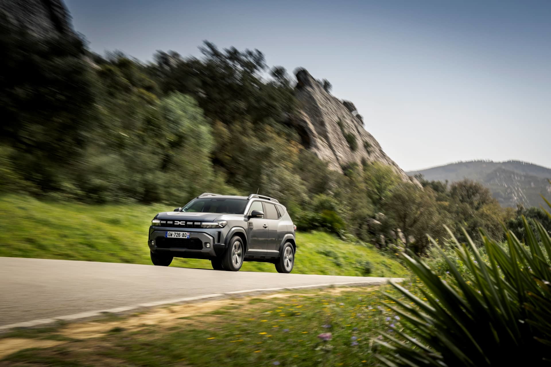 Vista dinámica del Dacia Duster avanzando por una carretera de montaña