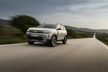 Vista dinámica del Dacia Duster rodando, destacando su diseño frontal y lateral.