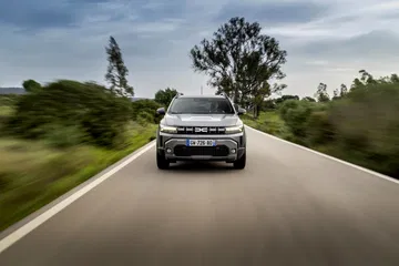 Vista dinámica del Dacia Duster capturando su robustez y diseño frontal.