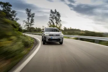 Vista dinámica del Dacia Duster, destacando su frontal robusto y diseño lateral.