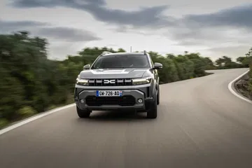 Vista frontal del Dacia Duster, realzando su robustez y diseño aventurero