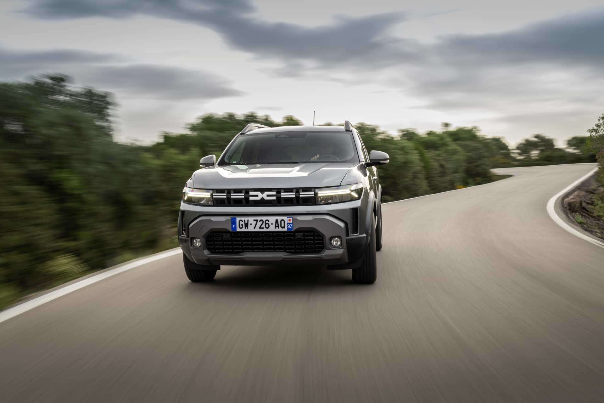 Vista frontal del Dacia Duster, realzando su robustez y diseño aventurero