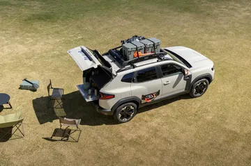 Vista aérea del Dacia Duster con equipamiento para aventura en el techo.