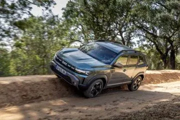 Vista lateral del Dacia Duster mostrando su diseño robusto y aptitudes todoterreno. Vista lateral del Dacia Duster mostrando su diseño robusto y aptitudes todoterreno.