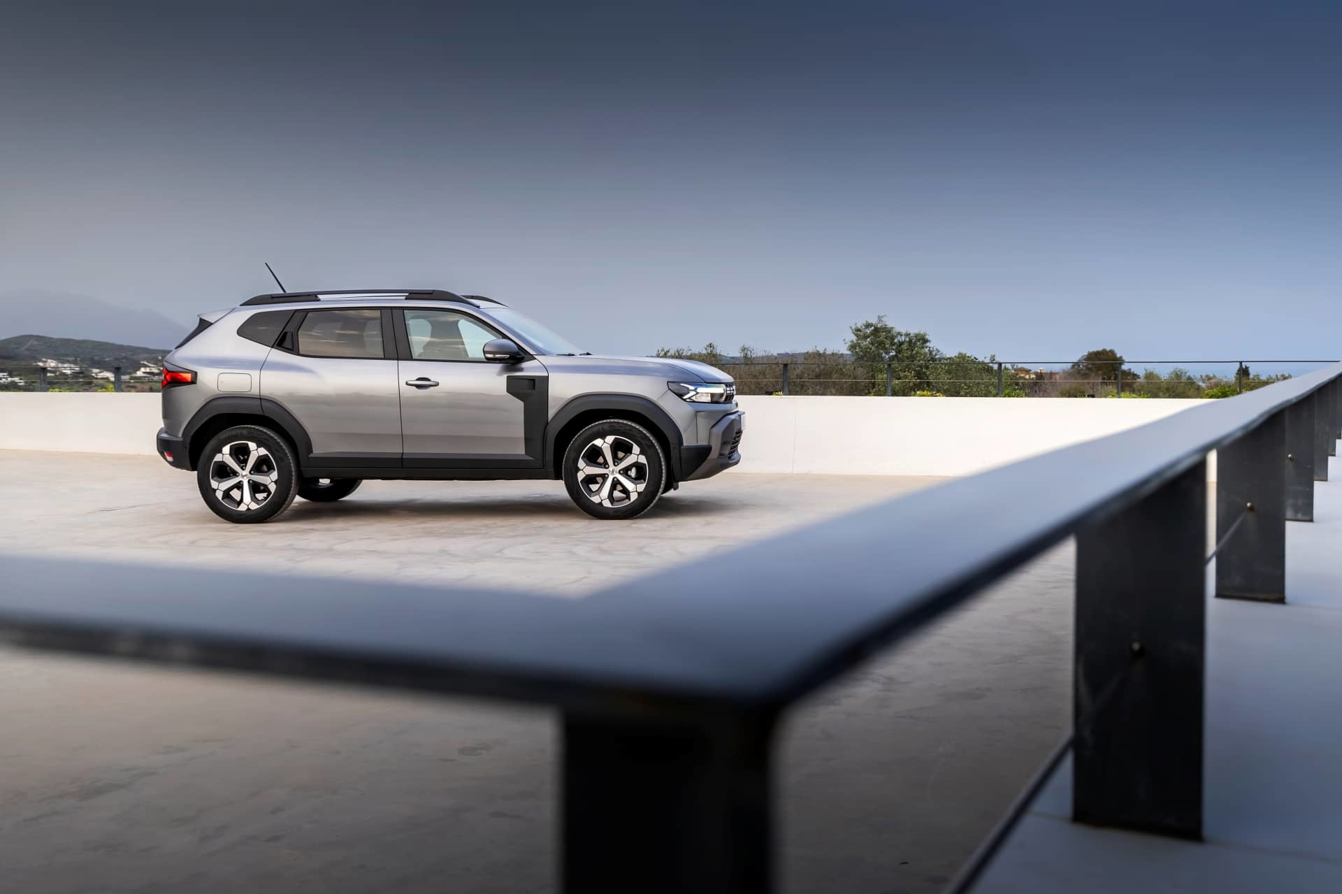 Vista lateral del Dacia Duster destacando su diseño robusto y líneas modernas.