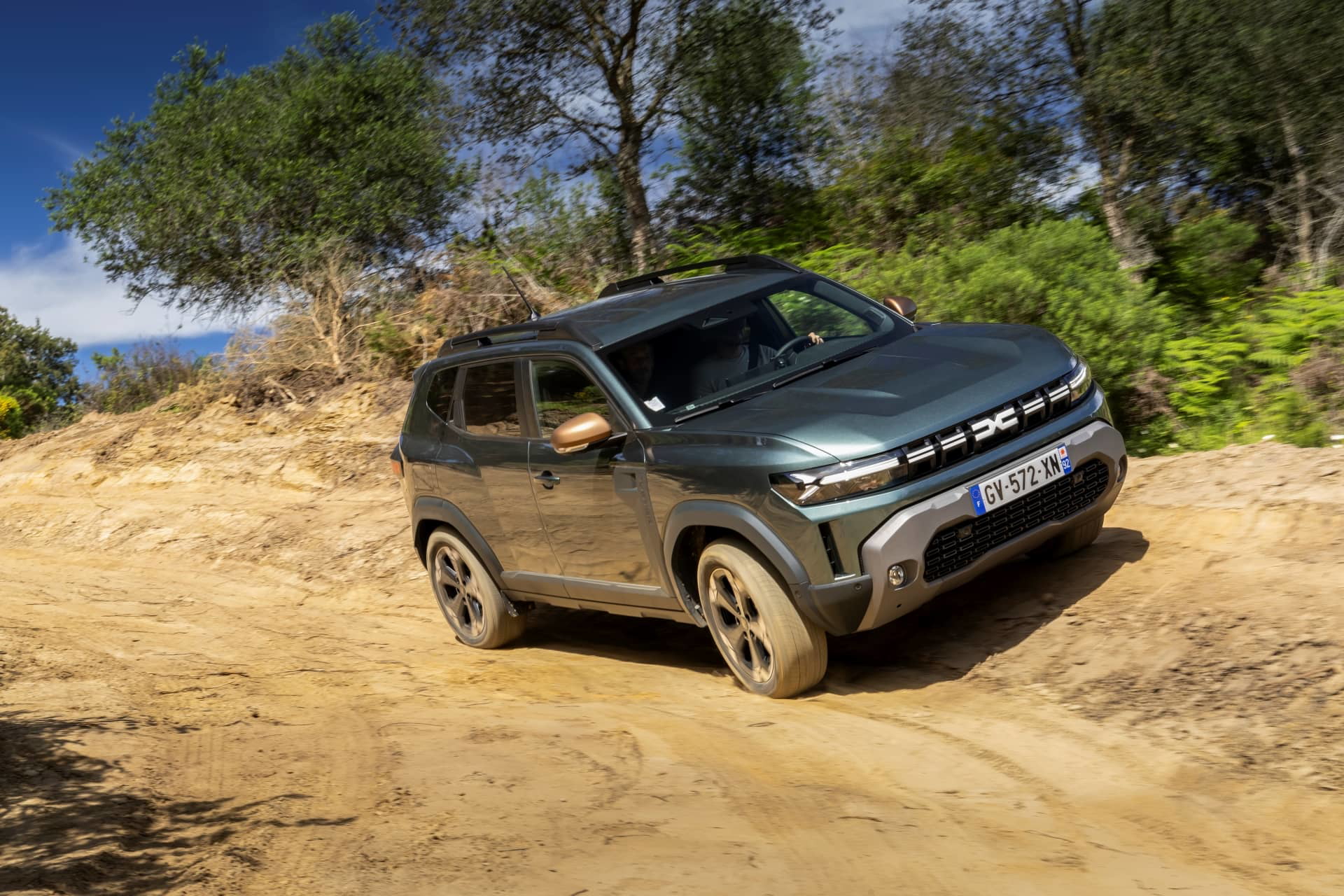 Vista lateral del Dacia Duster en un entorno off-road, enfatizando su capacidad todo terreno.