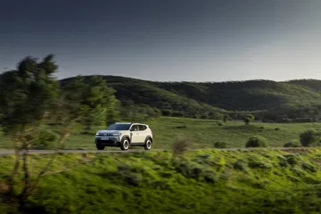 Vista lateral del Dacia Duster en un entorno natural.