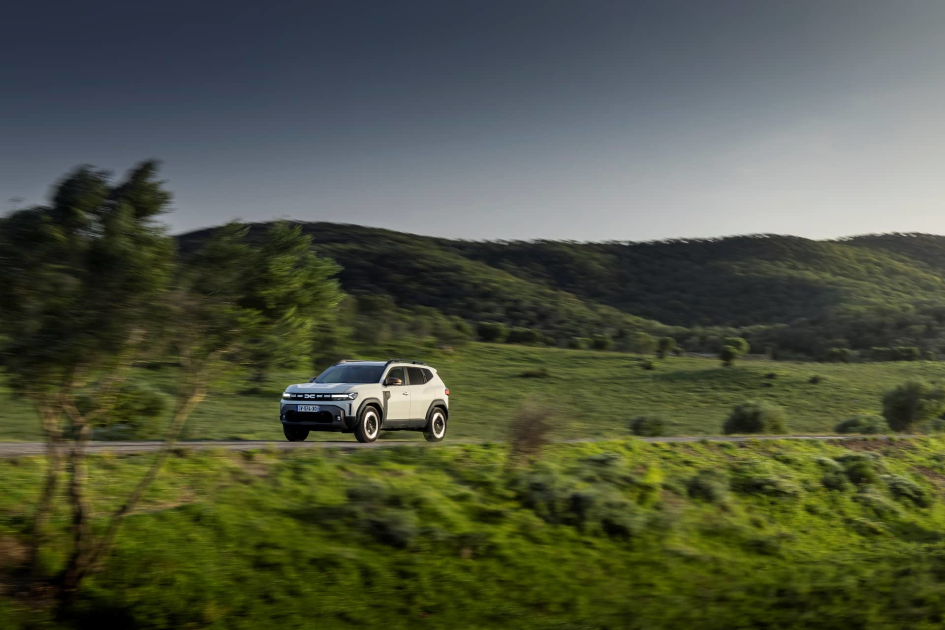 Vista lateral del Dacia Duster en un entorno natural.