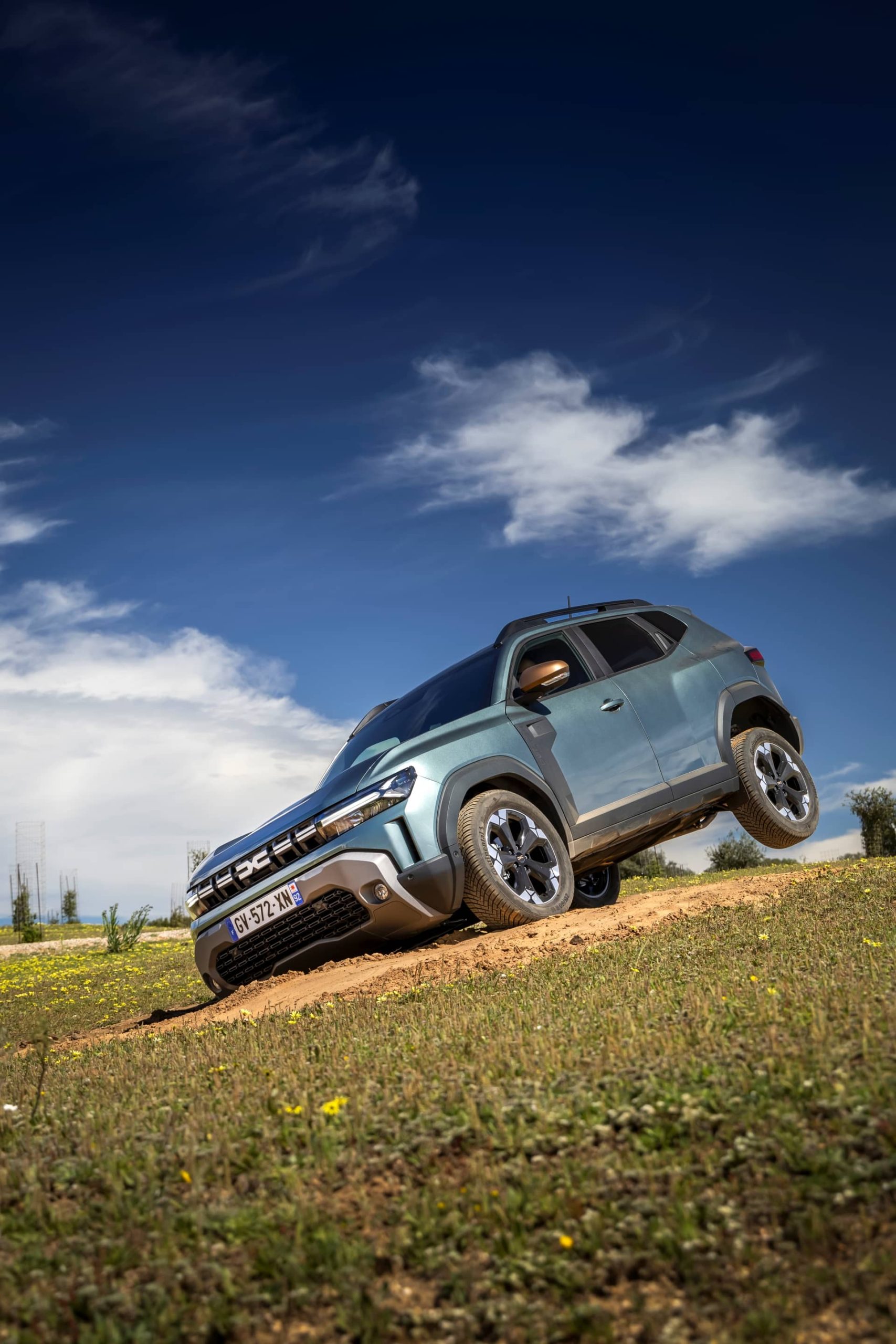 Vista dinámica lateral del Dacia Duster mostrando su perfil robusto y aventurero.