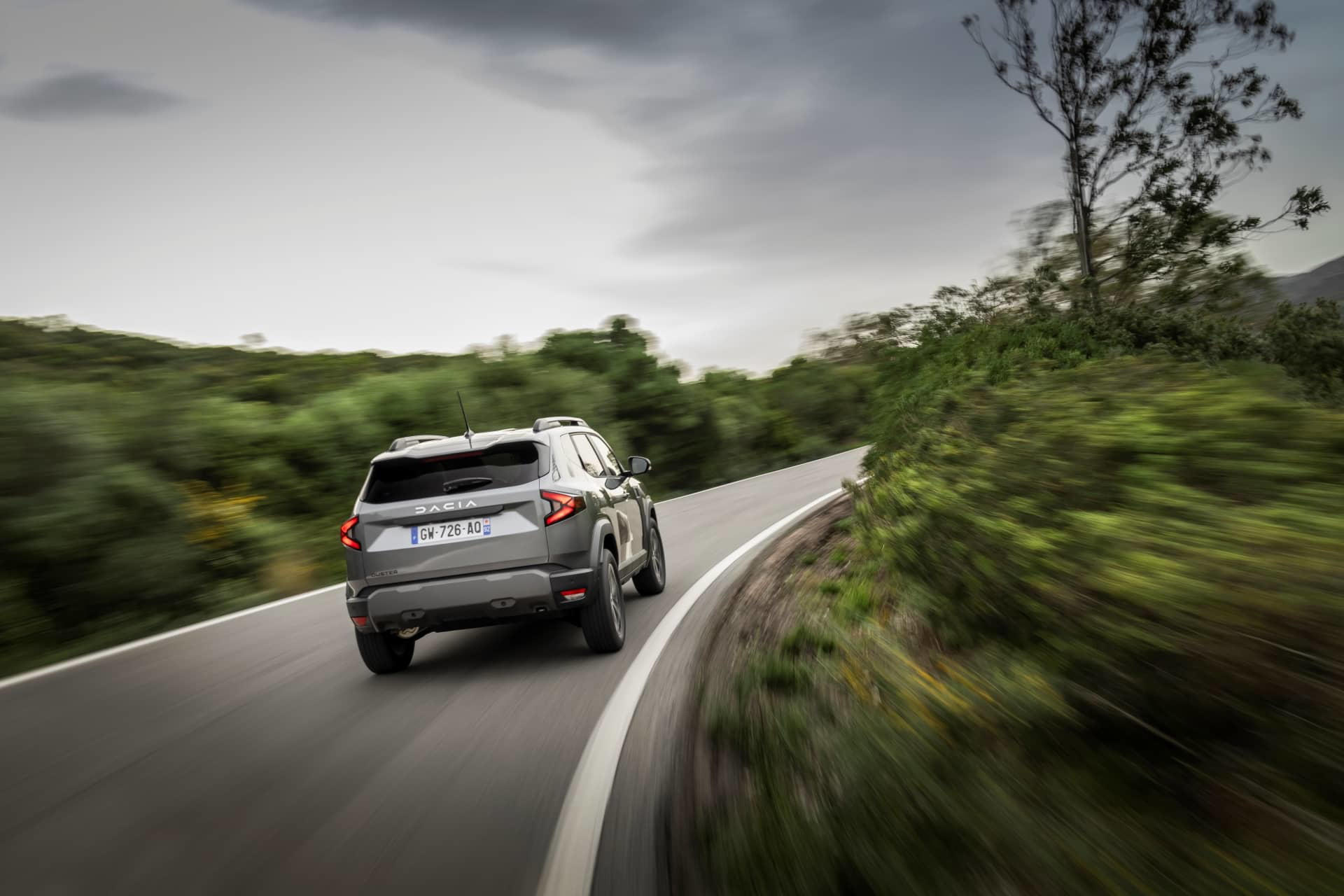 Vista dinámica de un Dacia Duster desde una perspectiva trasera y lateral.