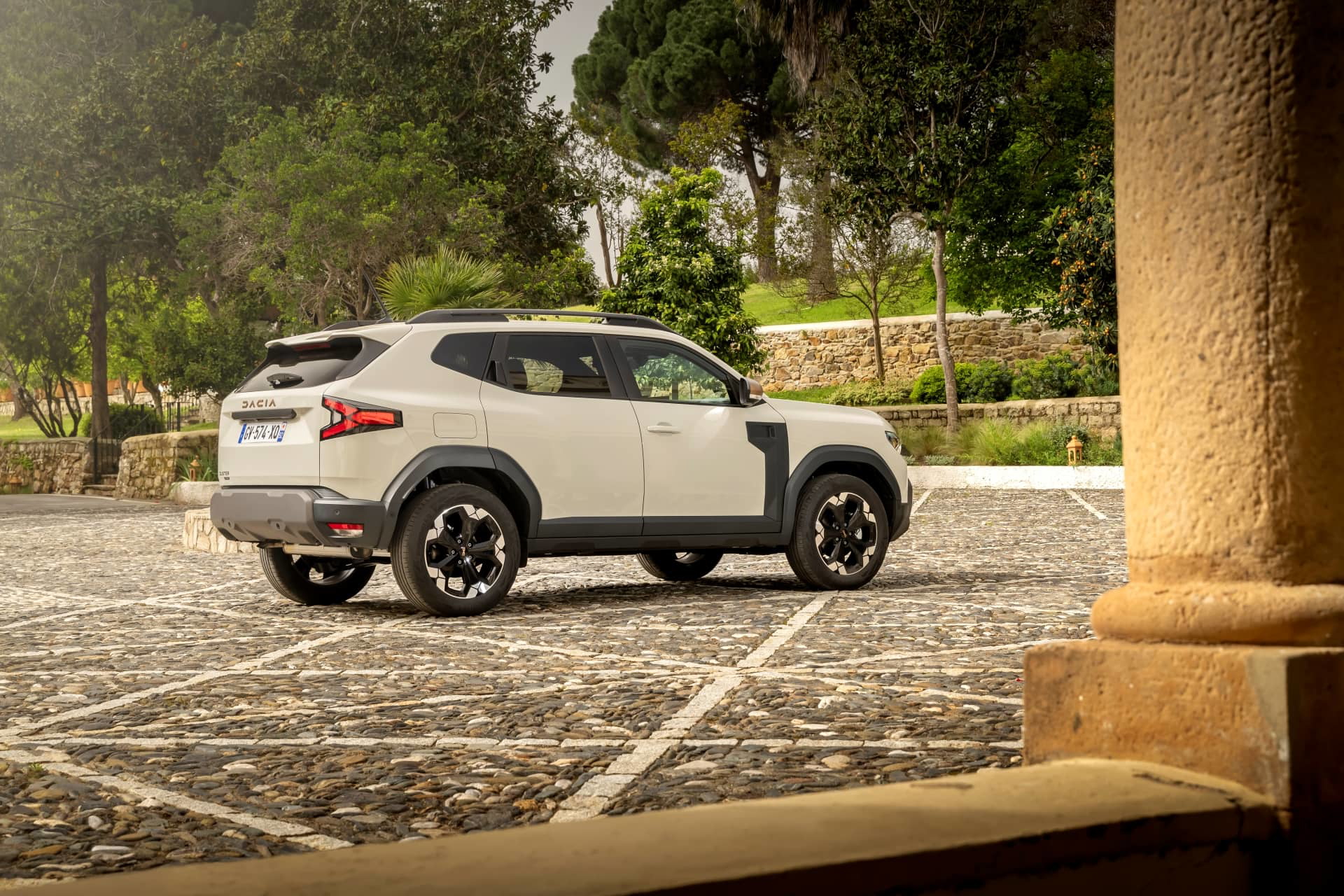 Vista lateral del Dacia Duster destacando su línea y diseño robusto.