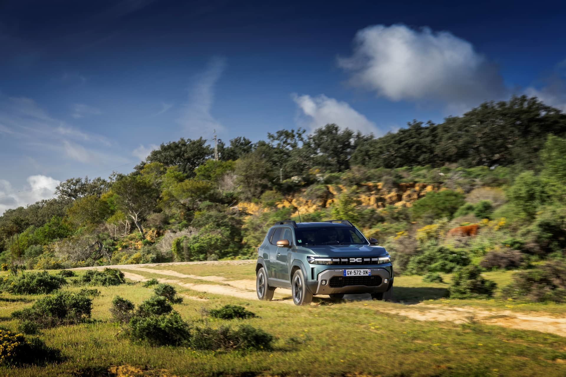 Vista lateral del Dacia Duster recorriendo terreno montañoso