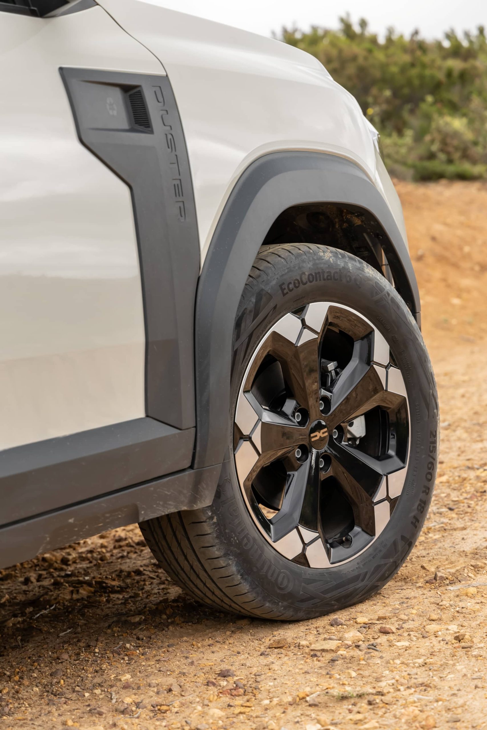 Llanta de aleación del Dacia Duster con detalle del diseño y acabado.