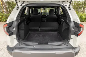 Amplio espacio de carga del Dacia Duster con portón trasero abierto.