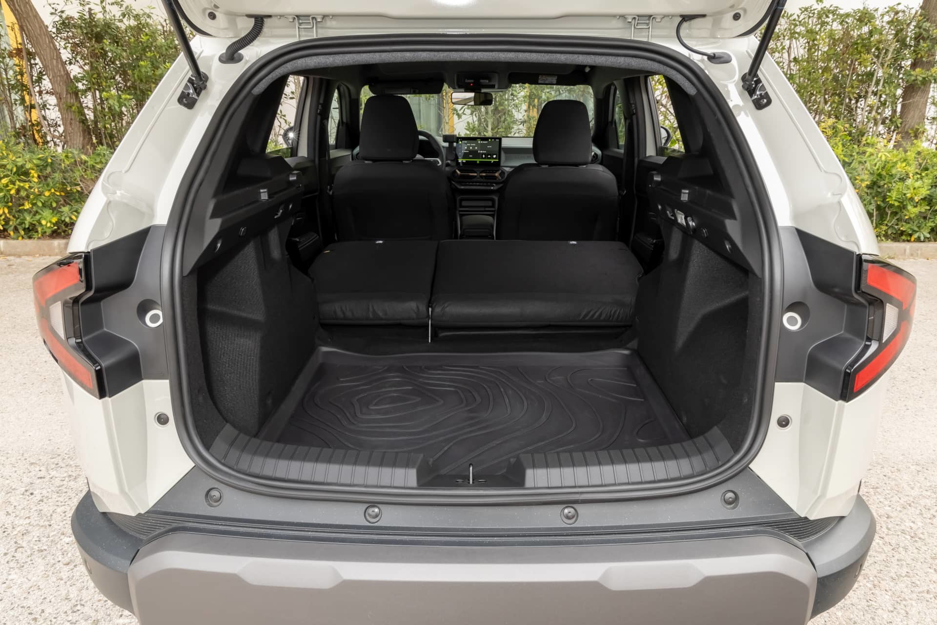 Amplio espacio de carga del Dacia Duster con portón trasero abierto.
