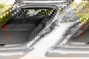 Vista del maletero del Dacia Duster, destacando su amplitud y capacidad.