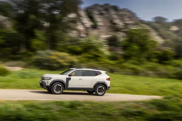 Dacia Duster en un entorno natural mostrando su perfil lateral.