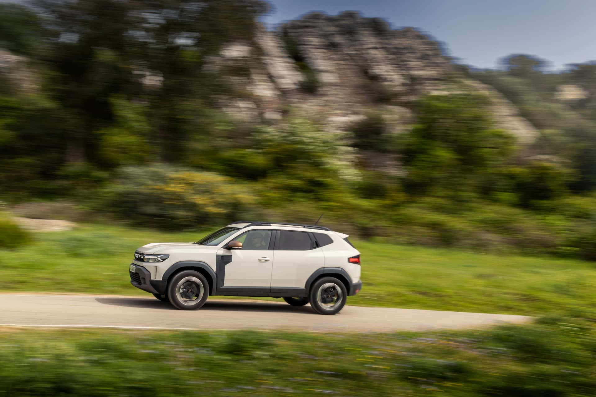 Dacia Duster en un entorno natural mostrando su perfil lateral.