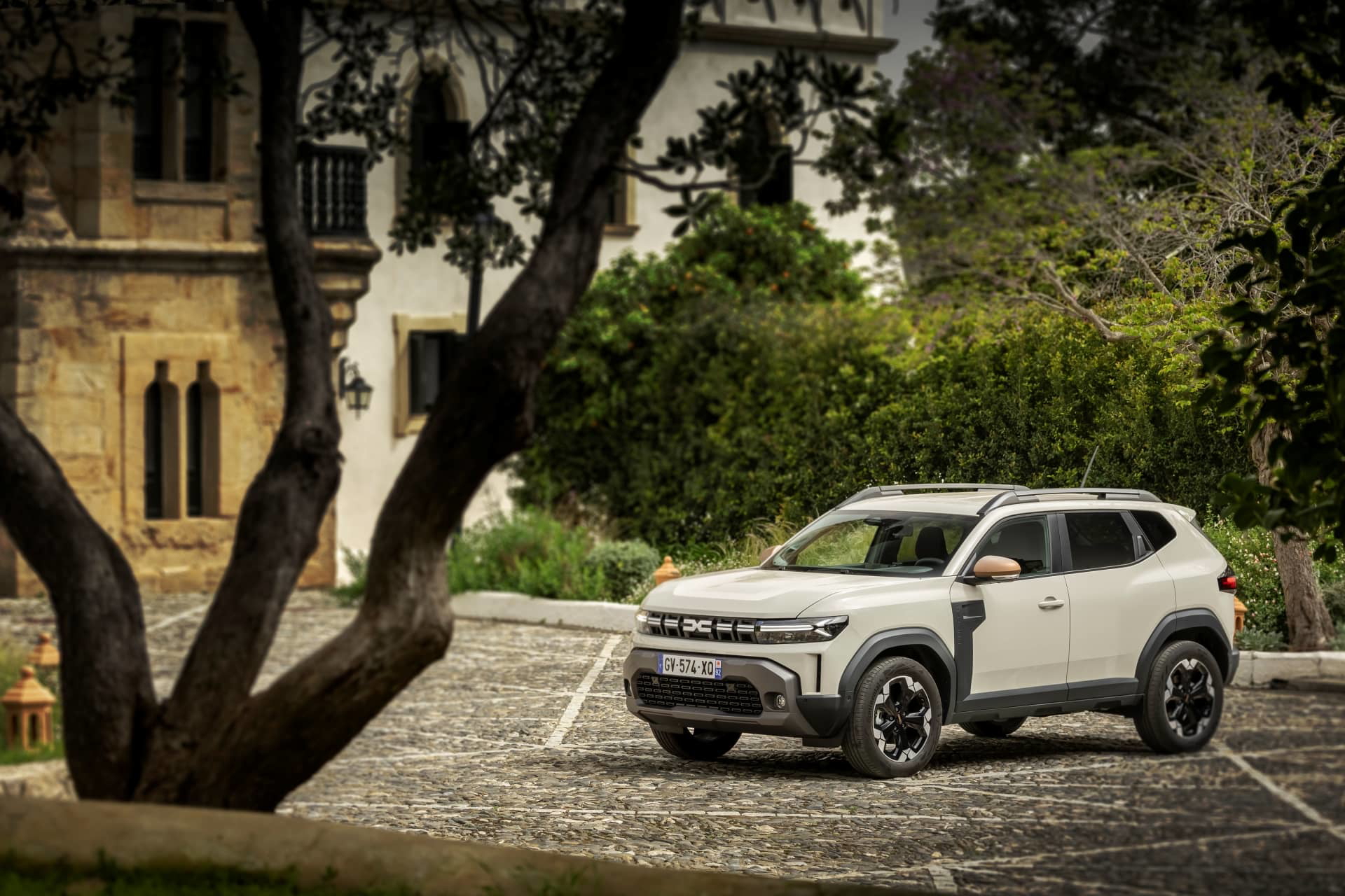Vista lateral del Dacia Duster aparcado en entorno urbano, destacando su diseño robusto.