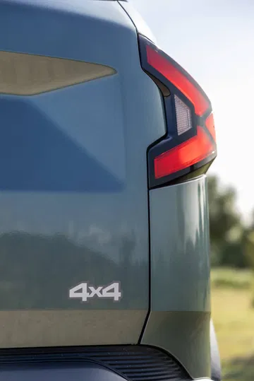 Vista en detalle del piloto trasero y emblema 4x4 del Dacia Duster.
