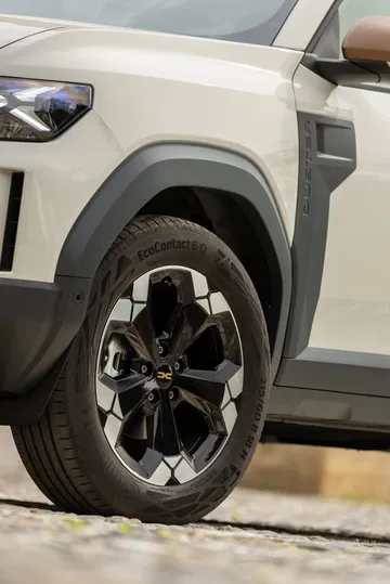 Vista de la rueda de un Dacia Duster, mostrando el diseño de la llanta.