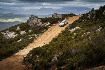 Duster ascendiendo un camino de tierra montañoso, demostración de su capacidad todoterreno.