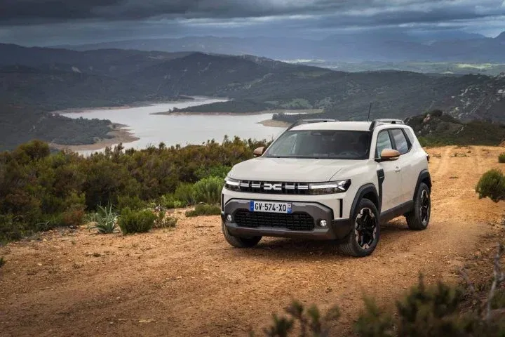 Dacia Duster en acción sobre terreno montañoso, mostrando su capacidad todo-terreno.