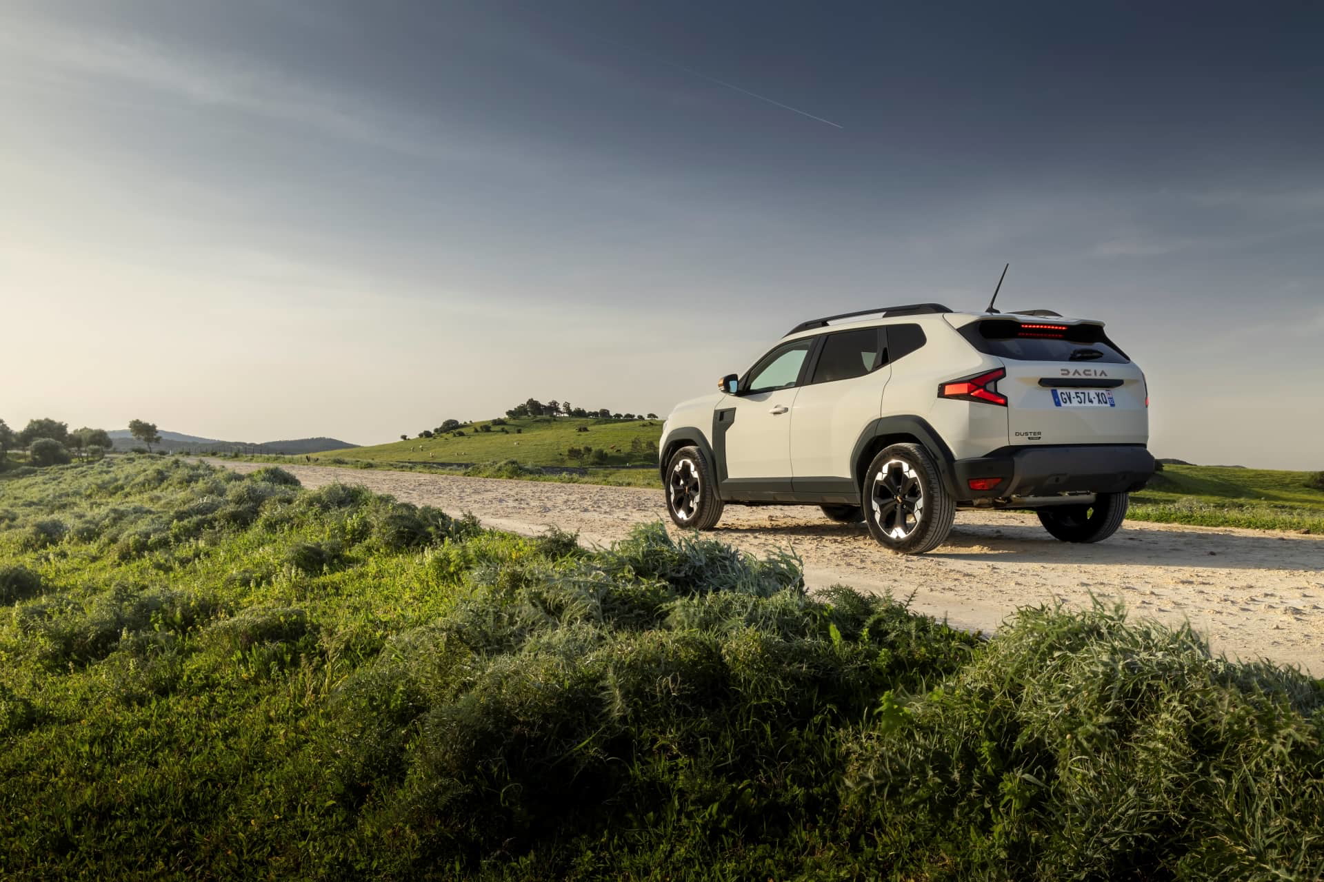 Vista lateral del Dacia Duster destacando su silueta robusta en entorno natural.